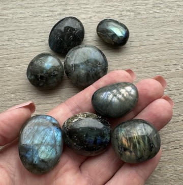 Labradoriet trommelsteen 3