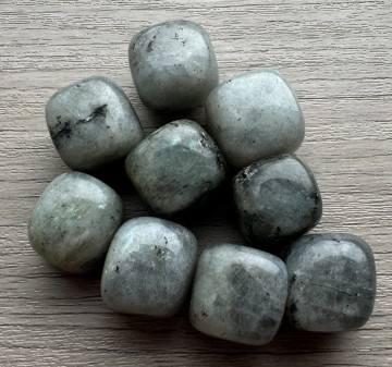 Labradoriet trommelsteen